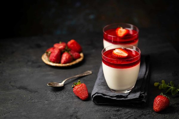 Comment réaliser une panna cotta au chocolat blanc et coulis de fruits rouges?