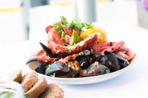Quelles stratégies pour proposer des plats de fruits de mer durablement pêchés dans un restaurant de bord de mer?